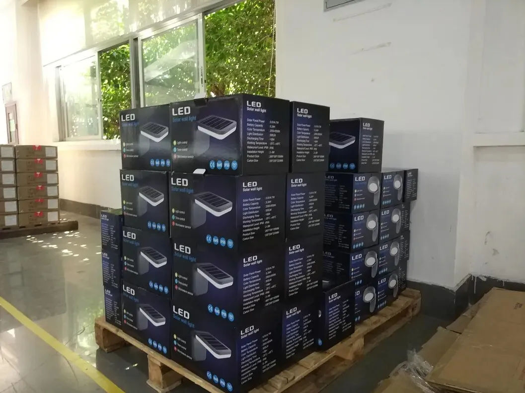 مصباح LED للطاقة الشمسية الحائطية الحديثة الرواية الذكية البسيطة بطارية الليثيوم أحادي البلورية سوداء الشمسية IP66 مقاومة للماء الصب الصب 5